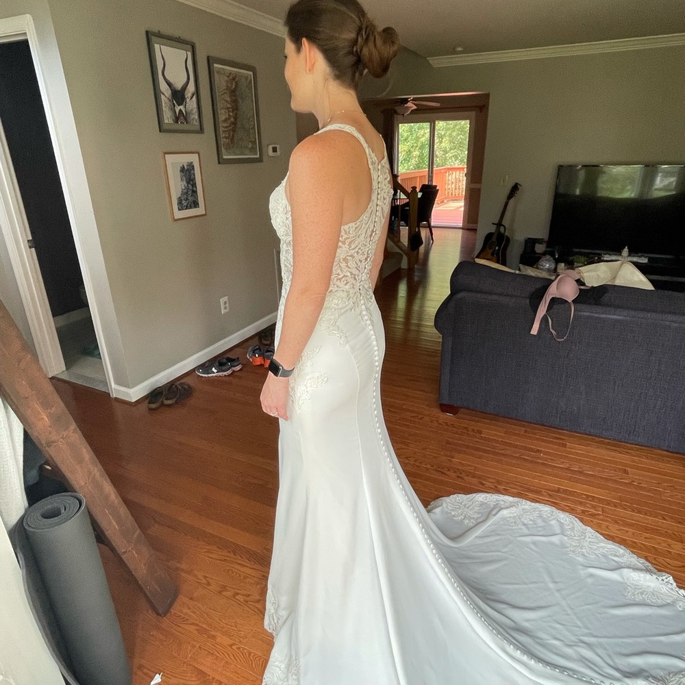 Elegant White Lace Wedding Dress - Picture 6 of 7